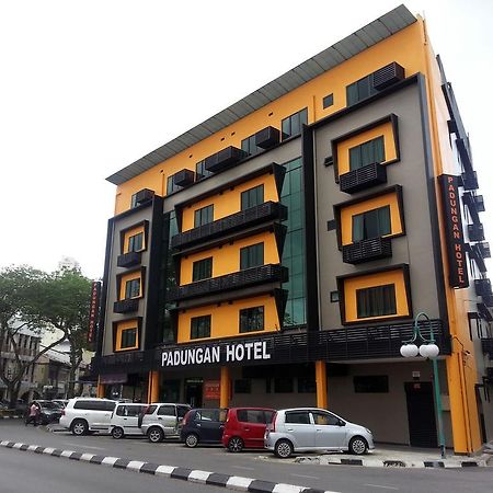 Padungan Hotel Kuching Bagian luar foto