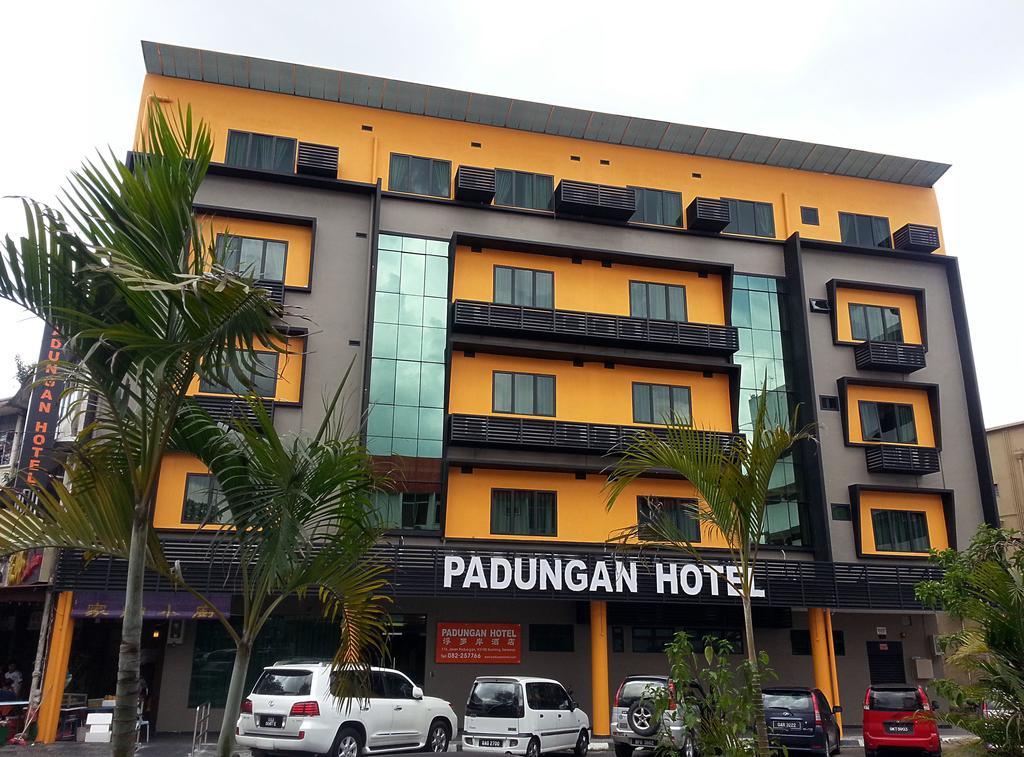 Padungan Hotel Kuching Bagian luar foto