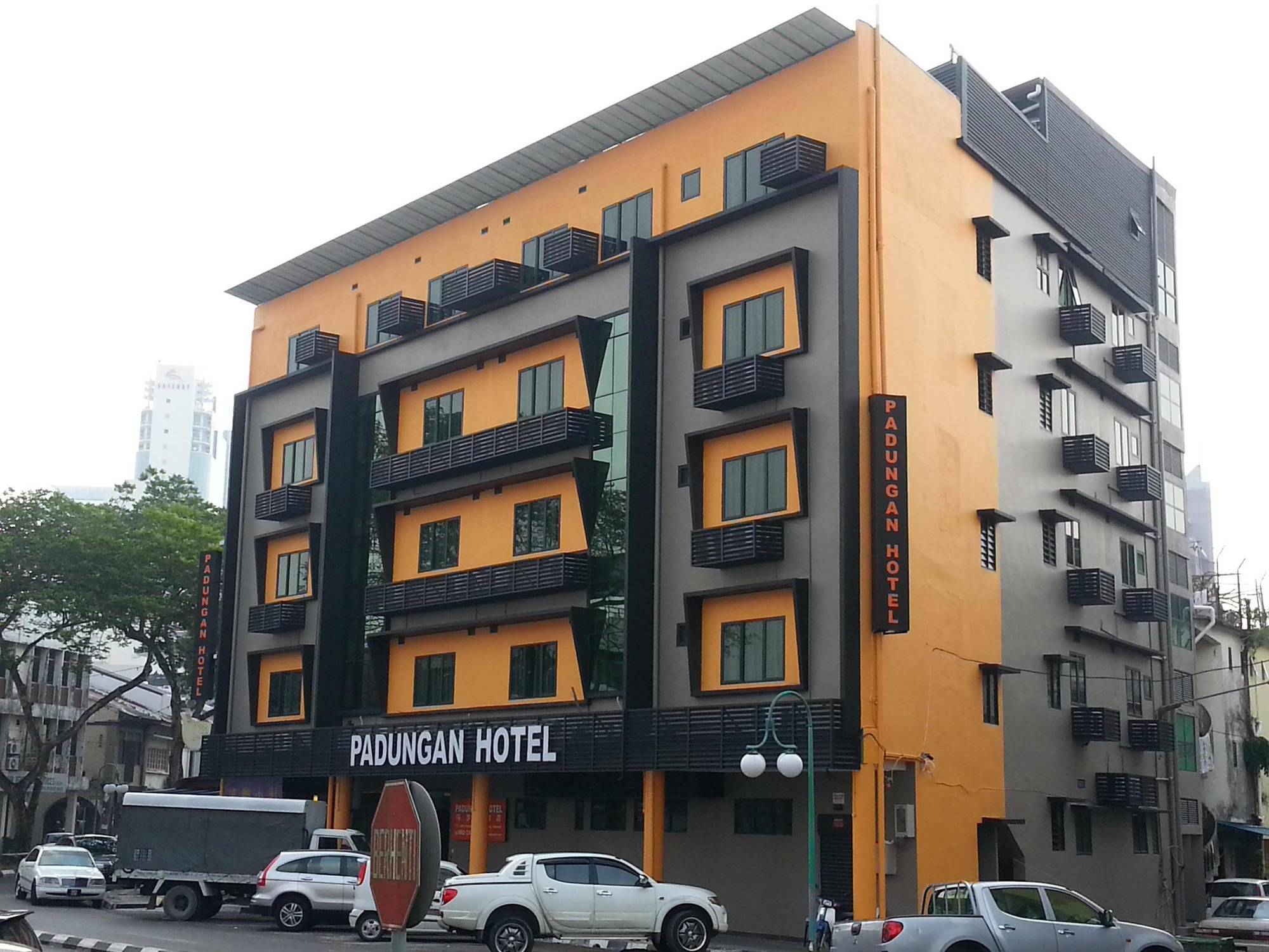 Padungan Hotel Kuching Bagian luar foto