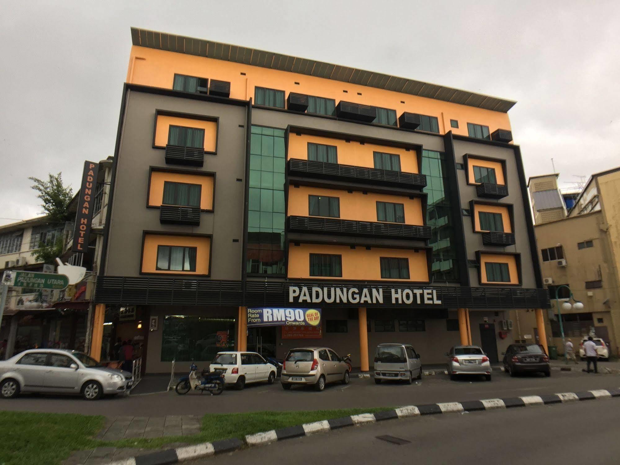 Padungan Hotel Kuching Bagian luar foto