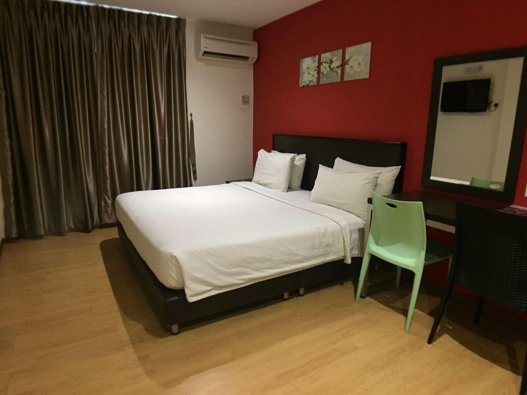 Padungan Hotel Kuching Bagian luar foto